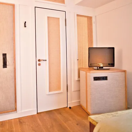 Louis Hotel